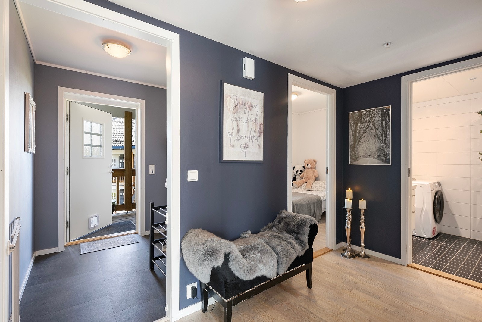 Her er det inngang til en flott entré med mørke gulvfliser, rolig farge på vegger, hvit inngangsdør med innfelte glasspartier og gulvvarme. Galleribilde