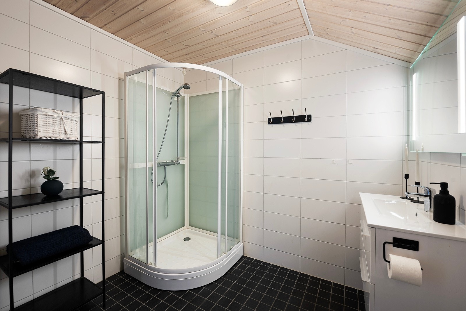 I loftsetasjen har leiligheten et bad som er innredet med toalett og dusjkabinett. Galleribilde