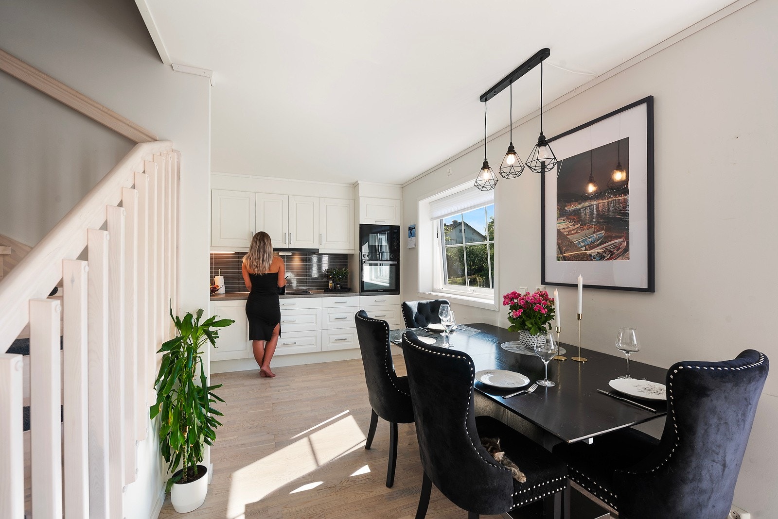 Den takoppbygde innredningen har hvite, profilerte fronter, mørk laminatbenkeplate, samt nedfelt skylle- og oppvaskkum i metall. Galleribilde