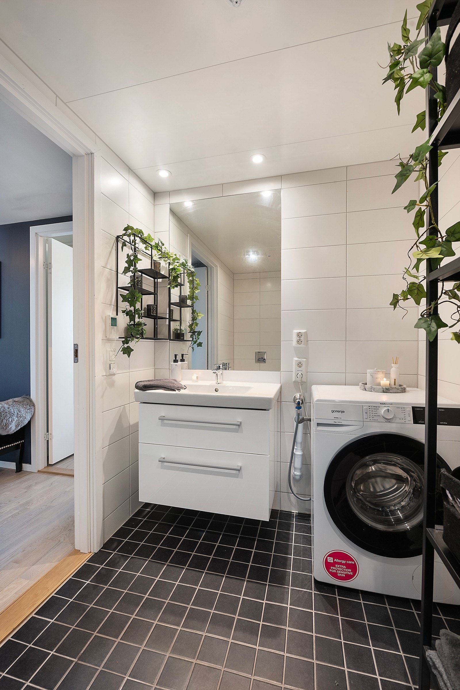 Leiligheten har delikate bad i begge etasjer, en praktisk detalj som forenkler familielivet. Galleribilde