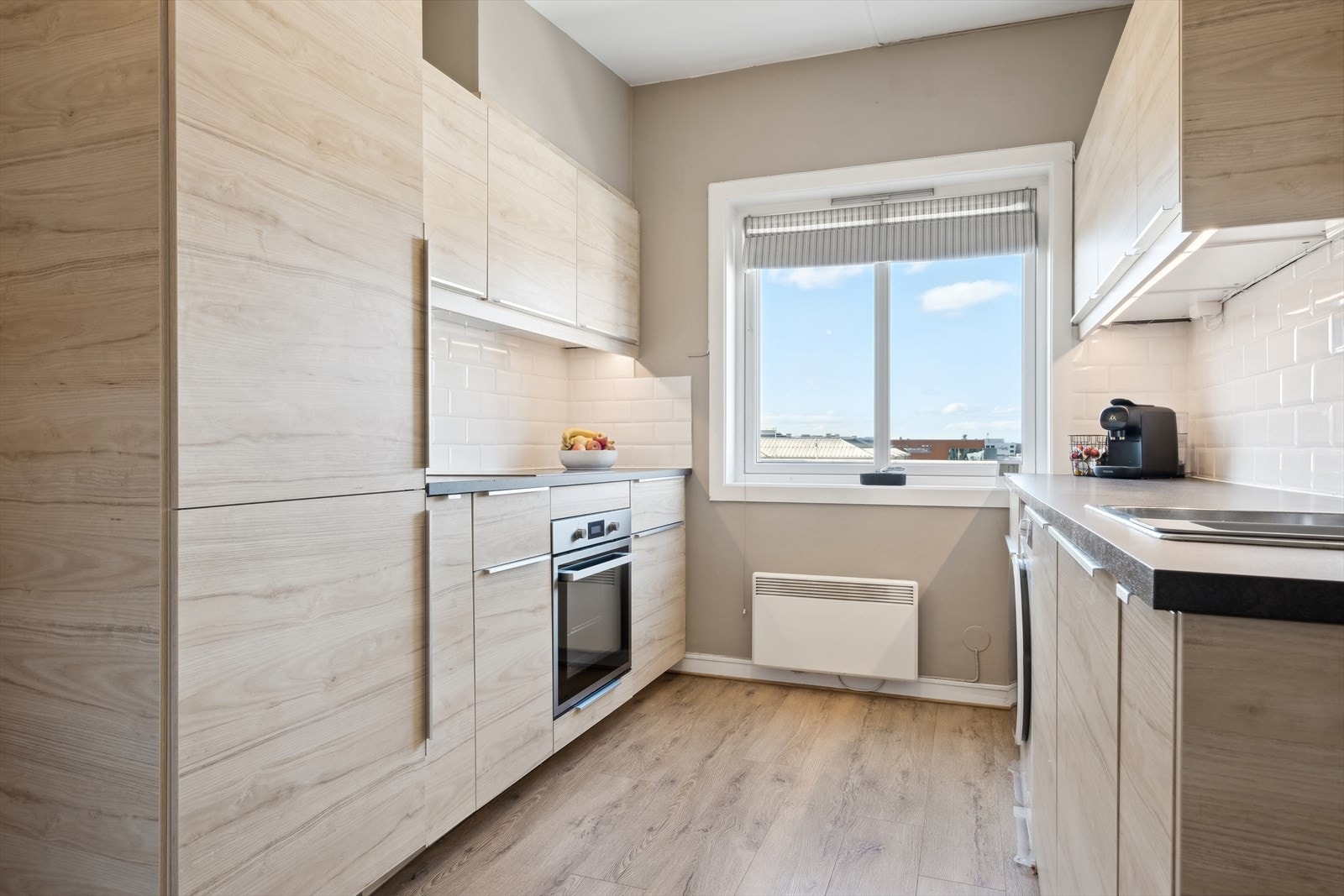 Pent kjøkken med innebygde hvitevarer Galleribilde