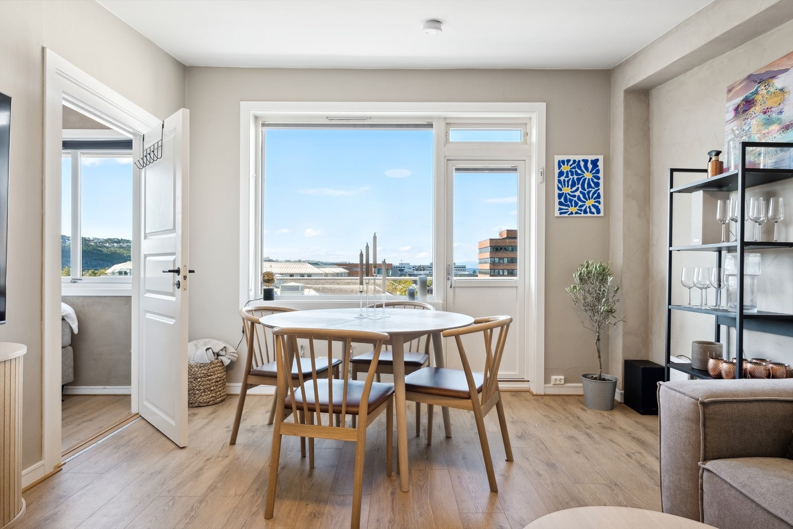 Stue med utgang terrasse. Godt lysinnslipp Galleribilde