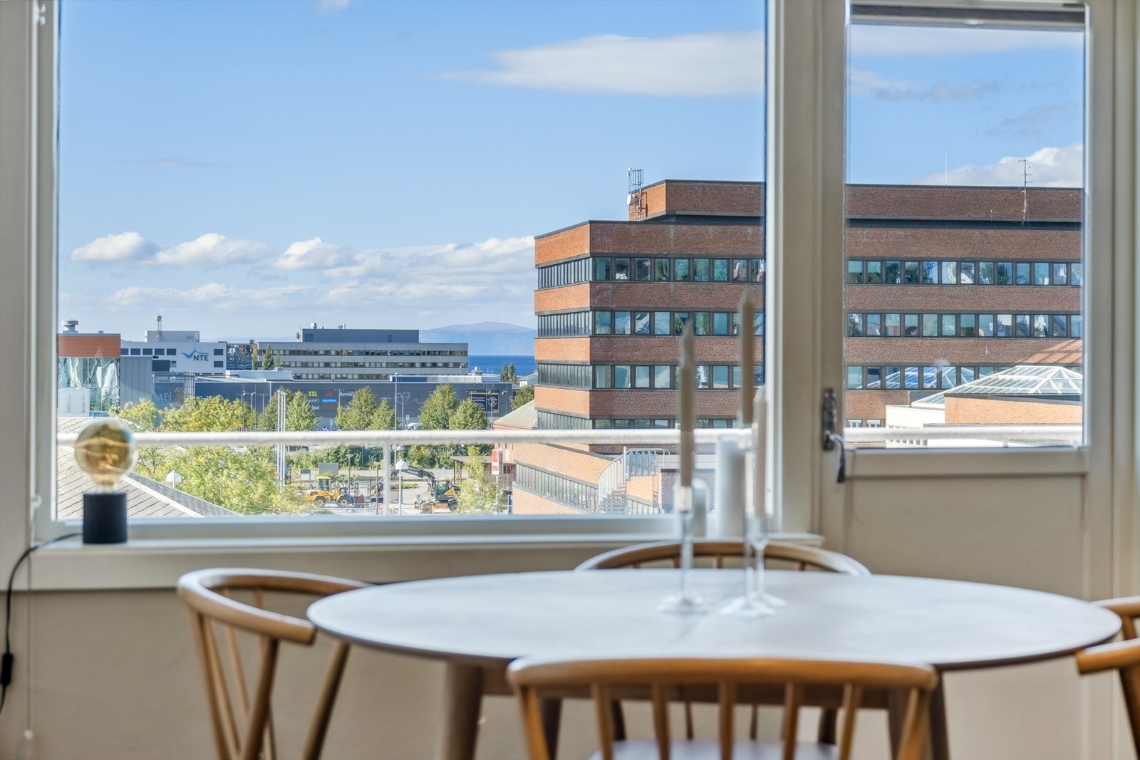 Utsikt mot fjorden fra stuen Galleribilde