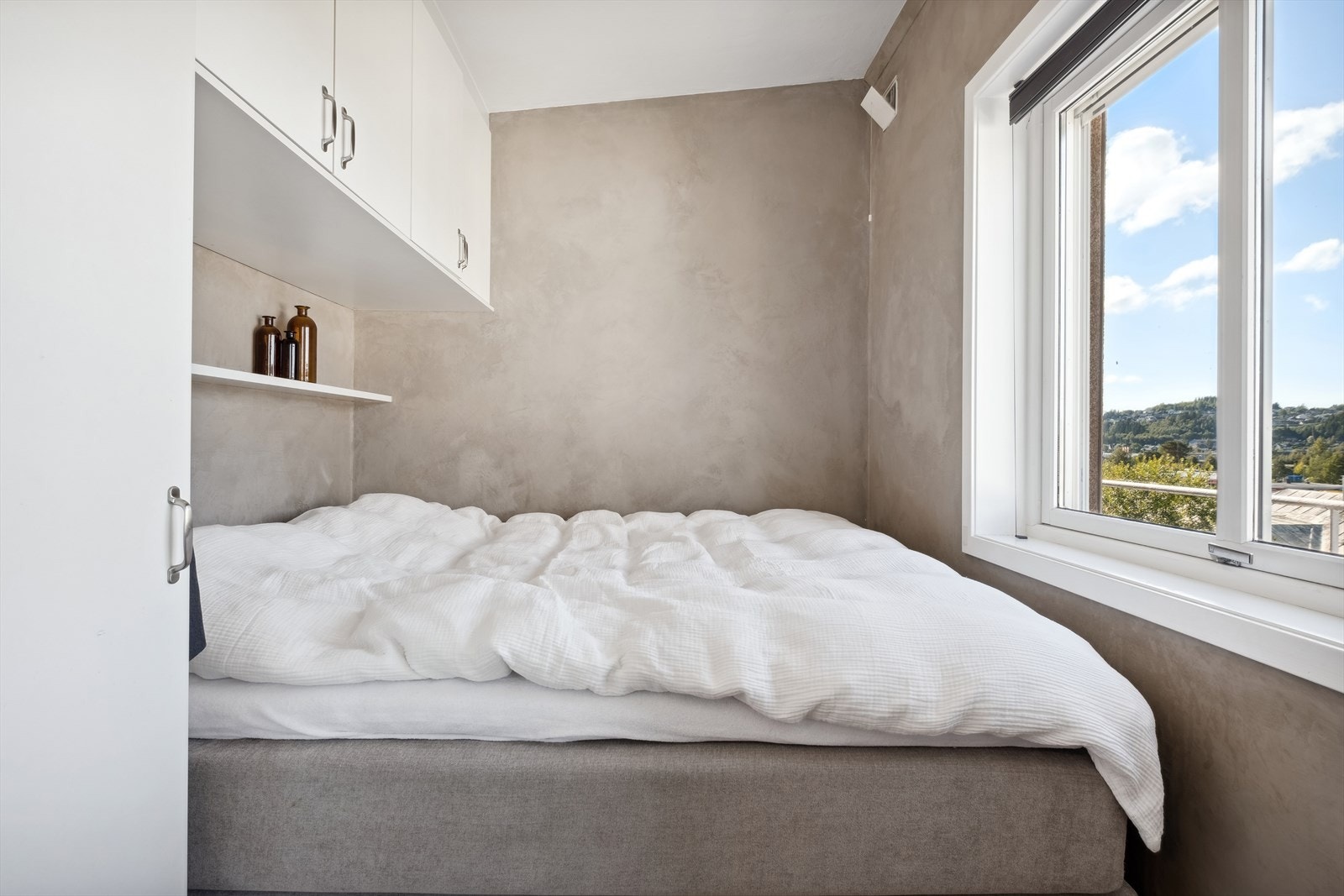 Soverom med plassbygget garderobe som medfølger Galleribilde