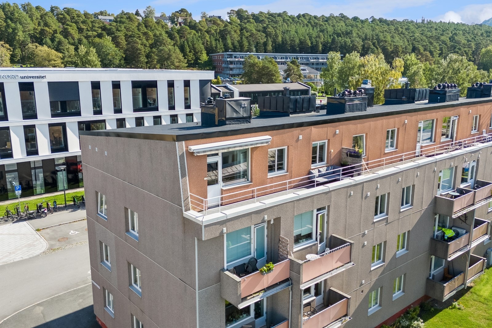 Solrik terrasse i toppetasjen. Gode solforhold. Galleribilde