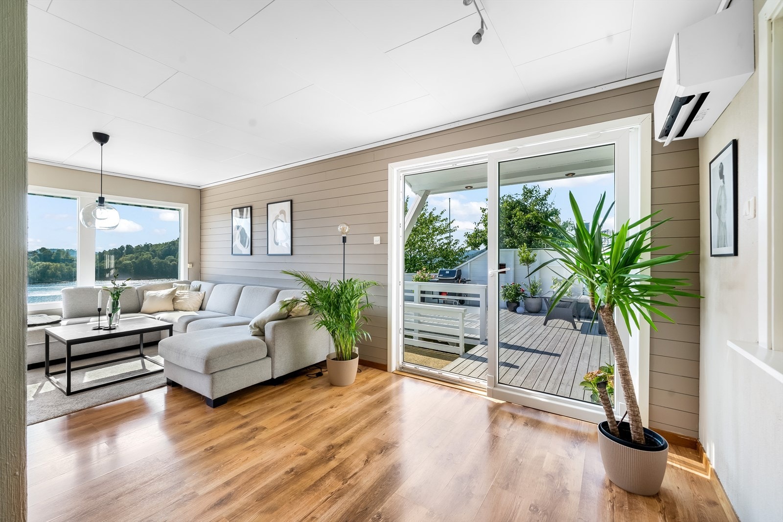 Stuen har skyvedør ut til usjenert og solrik terrasse Galleribilde