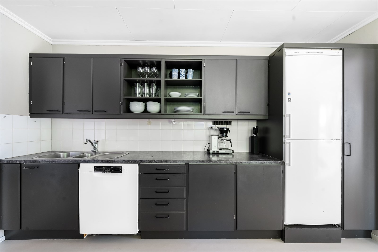 Kjøkken har god skap og benkeplass Galleribilde