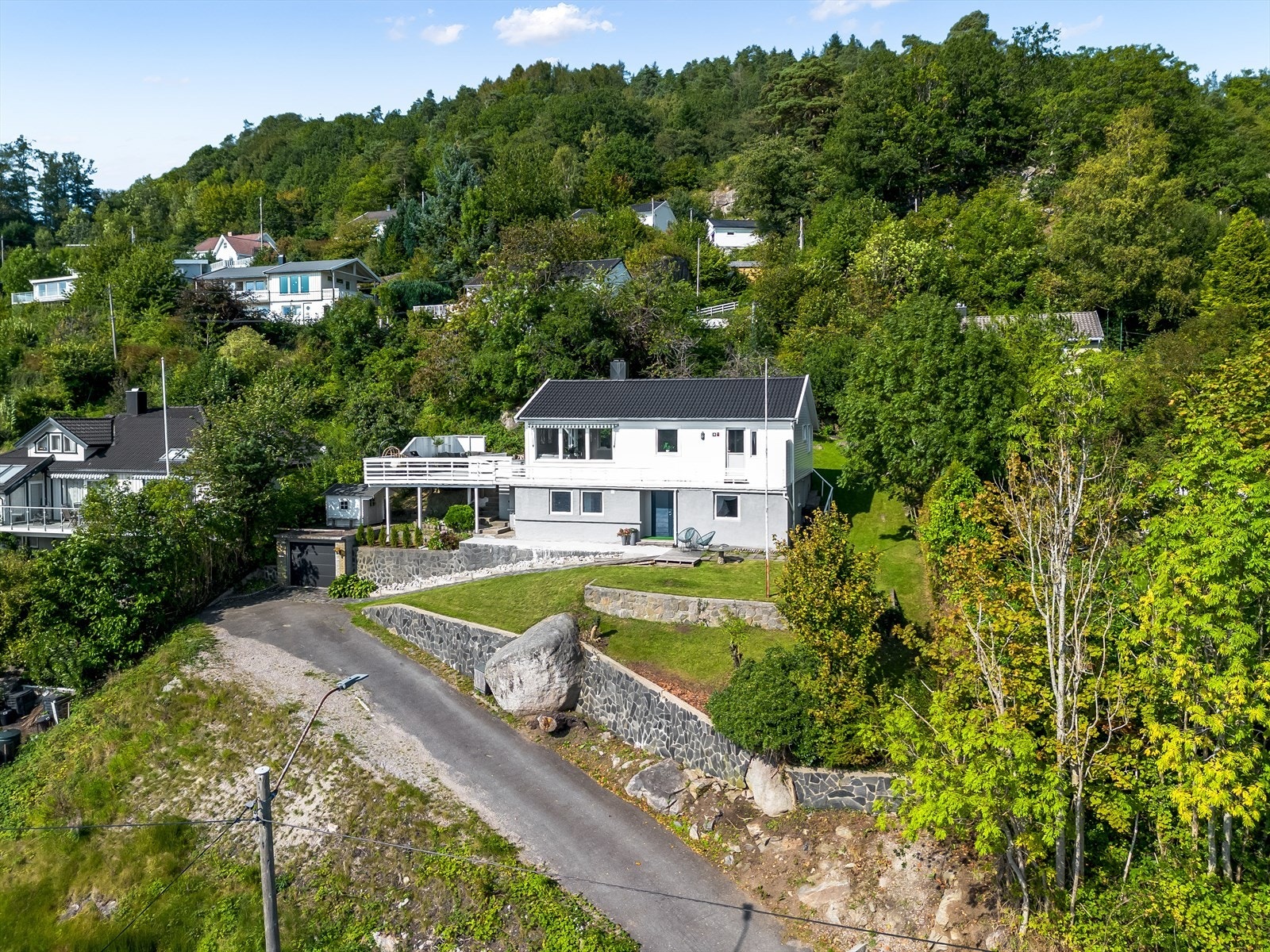 Boligen ligger i et skrånende terreng og har en romslig, usjenert og solrik tomt. Galleribilde