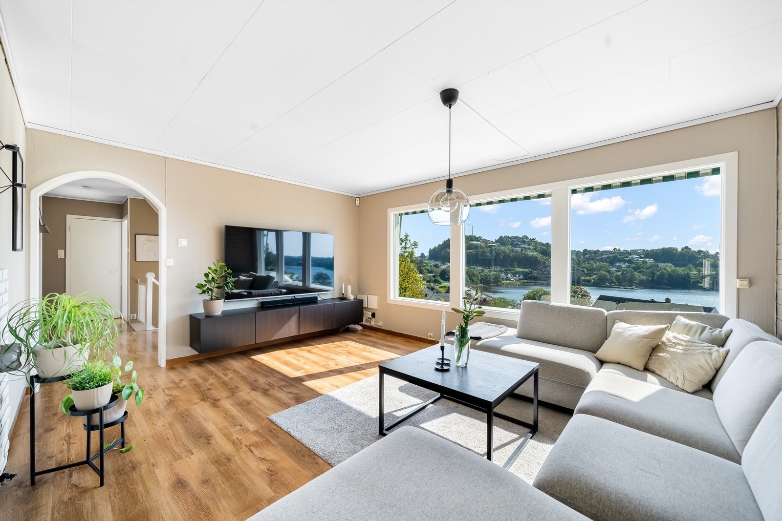 Stue med store vindusflater - nydelig utsikt Galleribilde