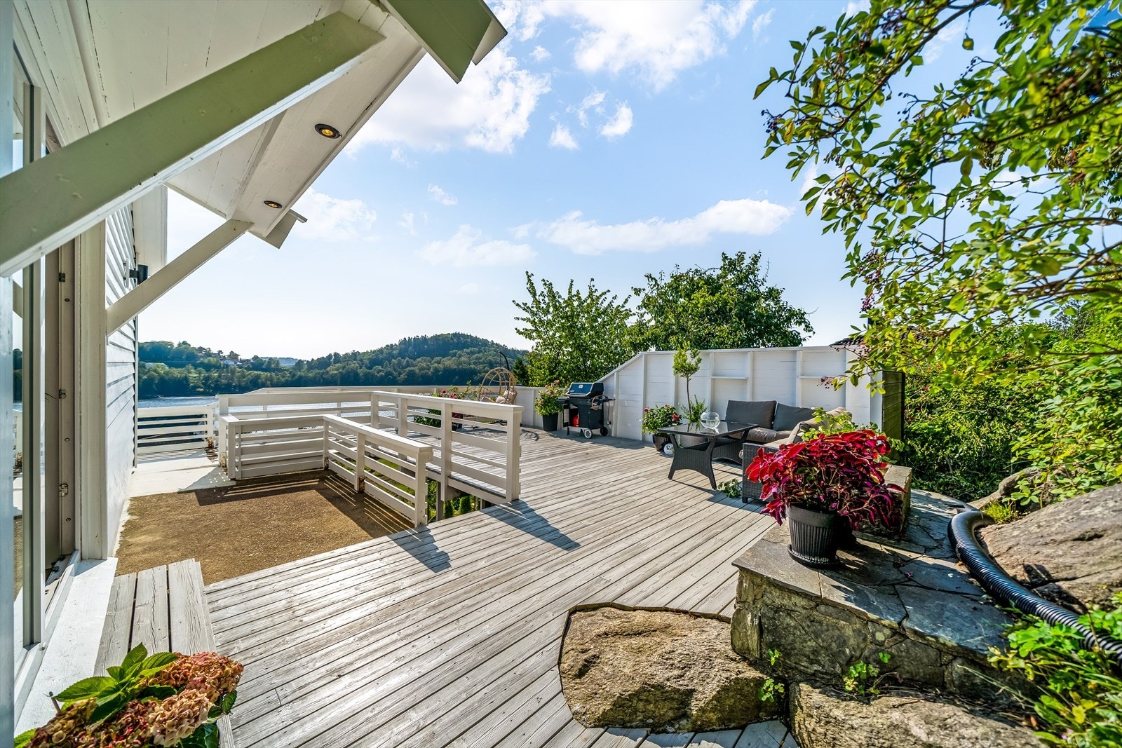 En stor terrasse med flott utsikt over Skogsfjorden Galleribilde