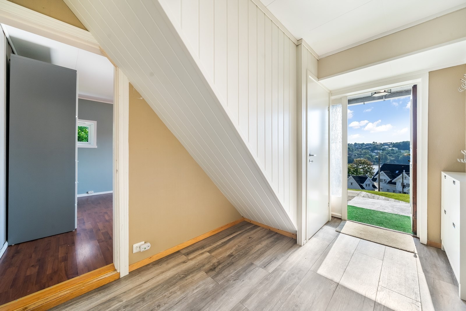 Entrè og trappegang opp til 2. etg. Galleribilde