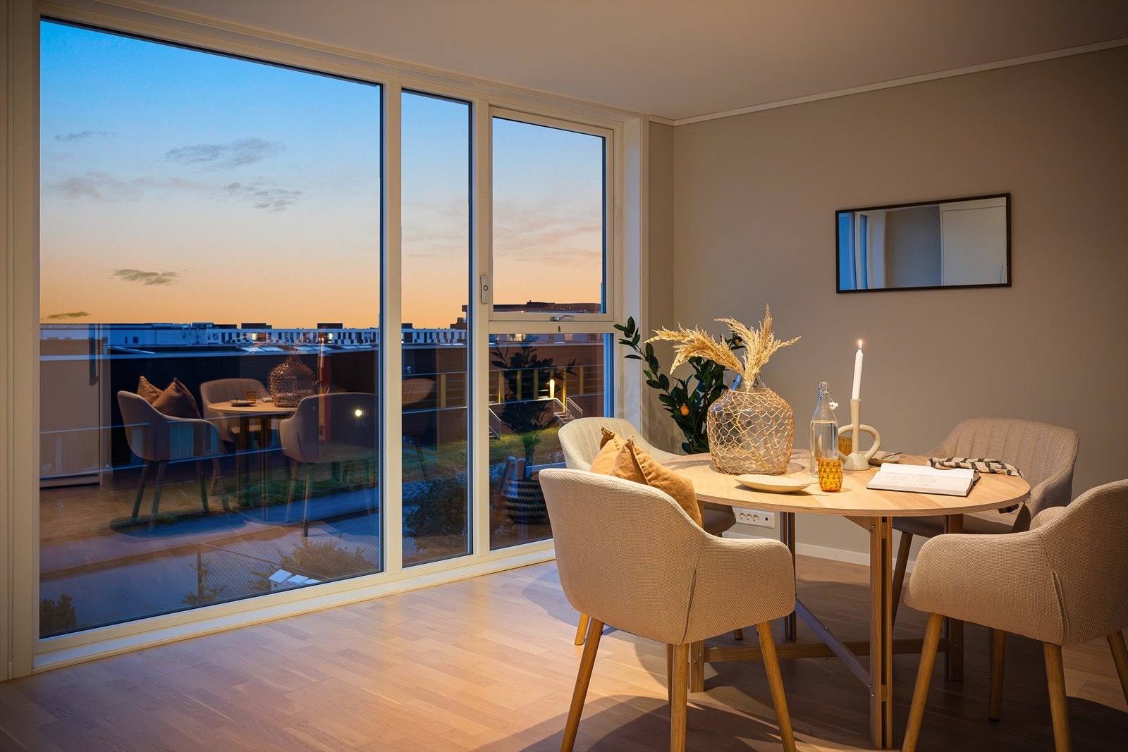 Lys og romslig hovedetasje med store vindusflater. Galleribilde