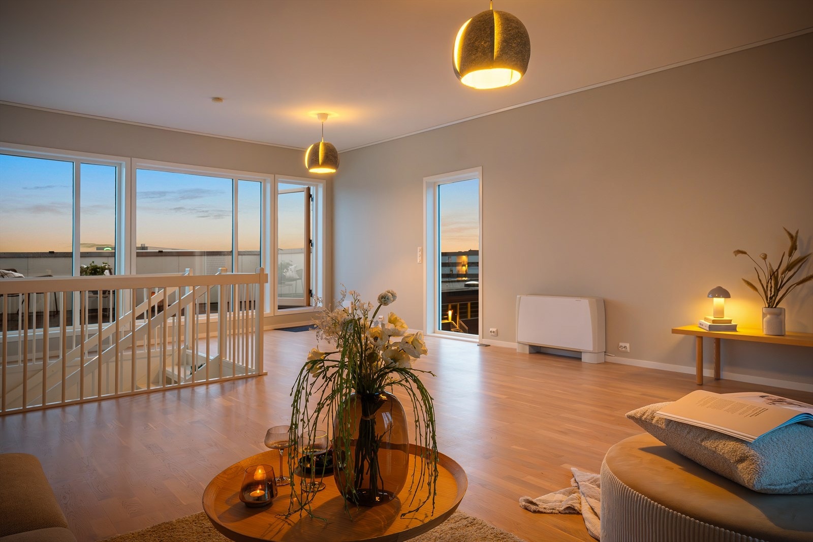 Lys og romslig stue med store vindusflater. Perfekt for avslapning og sosiale sammenkomster. Galleribilde