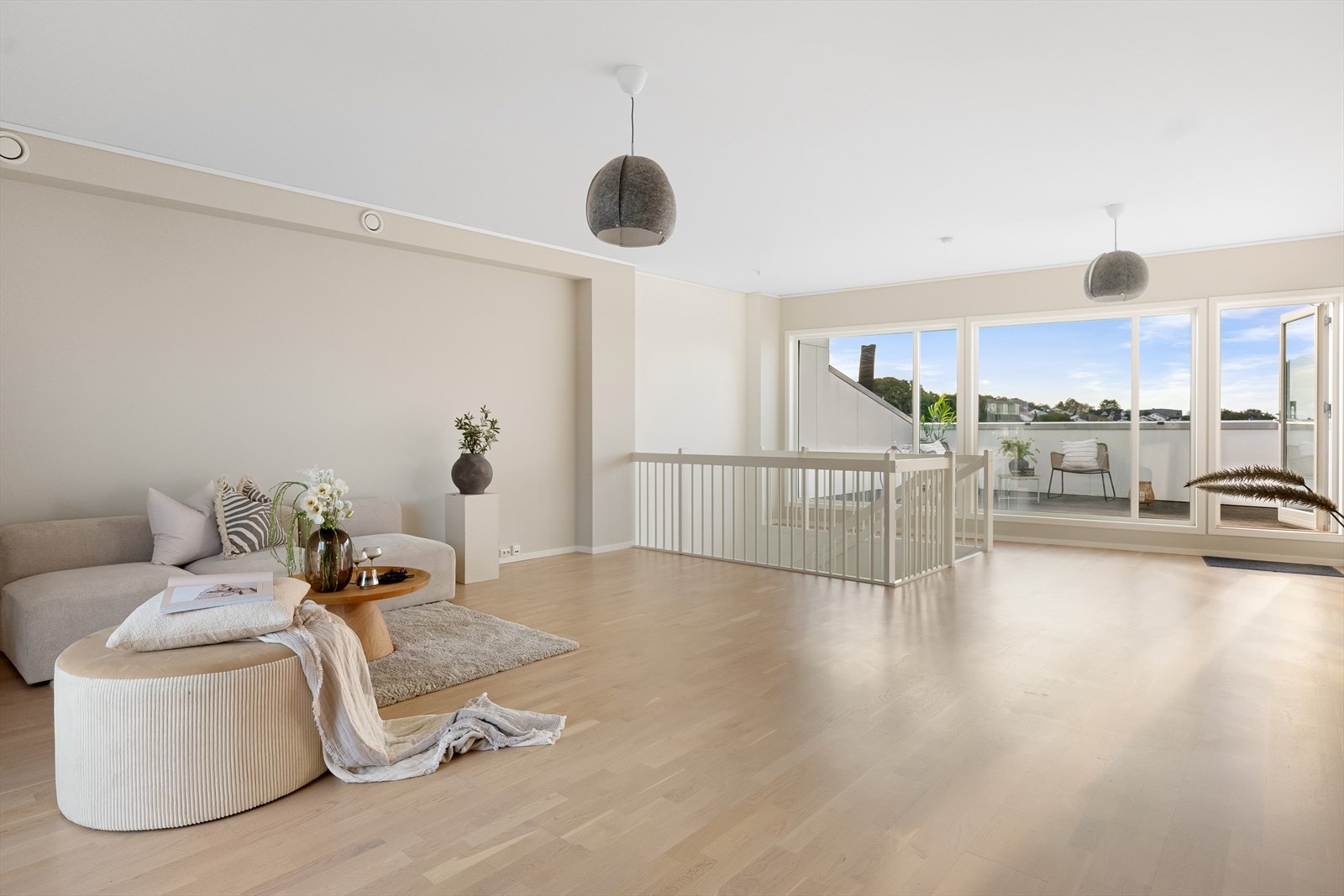 Romslig åpen stue løsning med utgang til skjermet og solrik takterrasse. Galleribilde