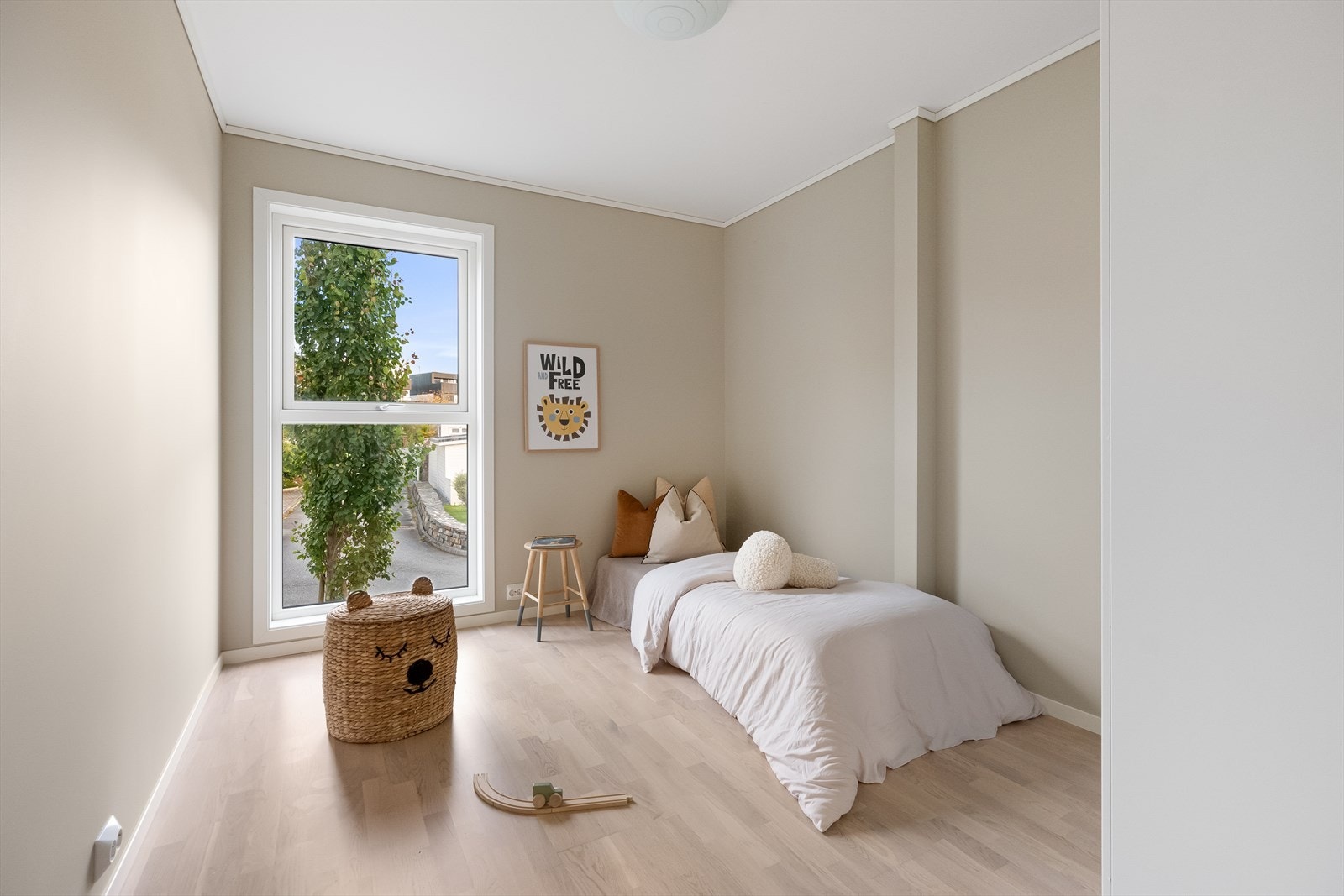 Soverom 4. Lyst og innbydende soverom med store vinduer som slipper inn rikelig med naturlig lys. Galleribilde