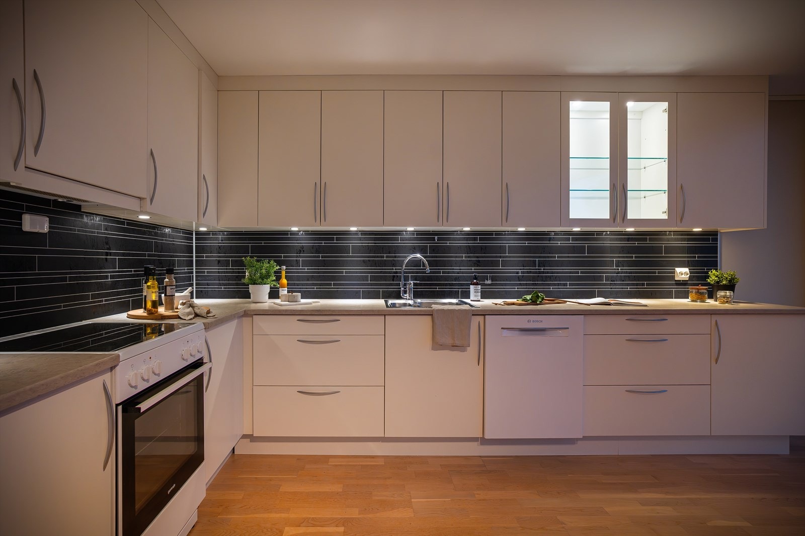 Moderne kjøkken med god benkeplass og stilrent design. Perfekt for matlaging og sosiale sammenkomster. Galleribilde