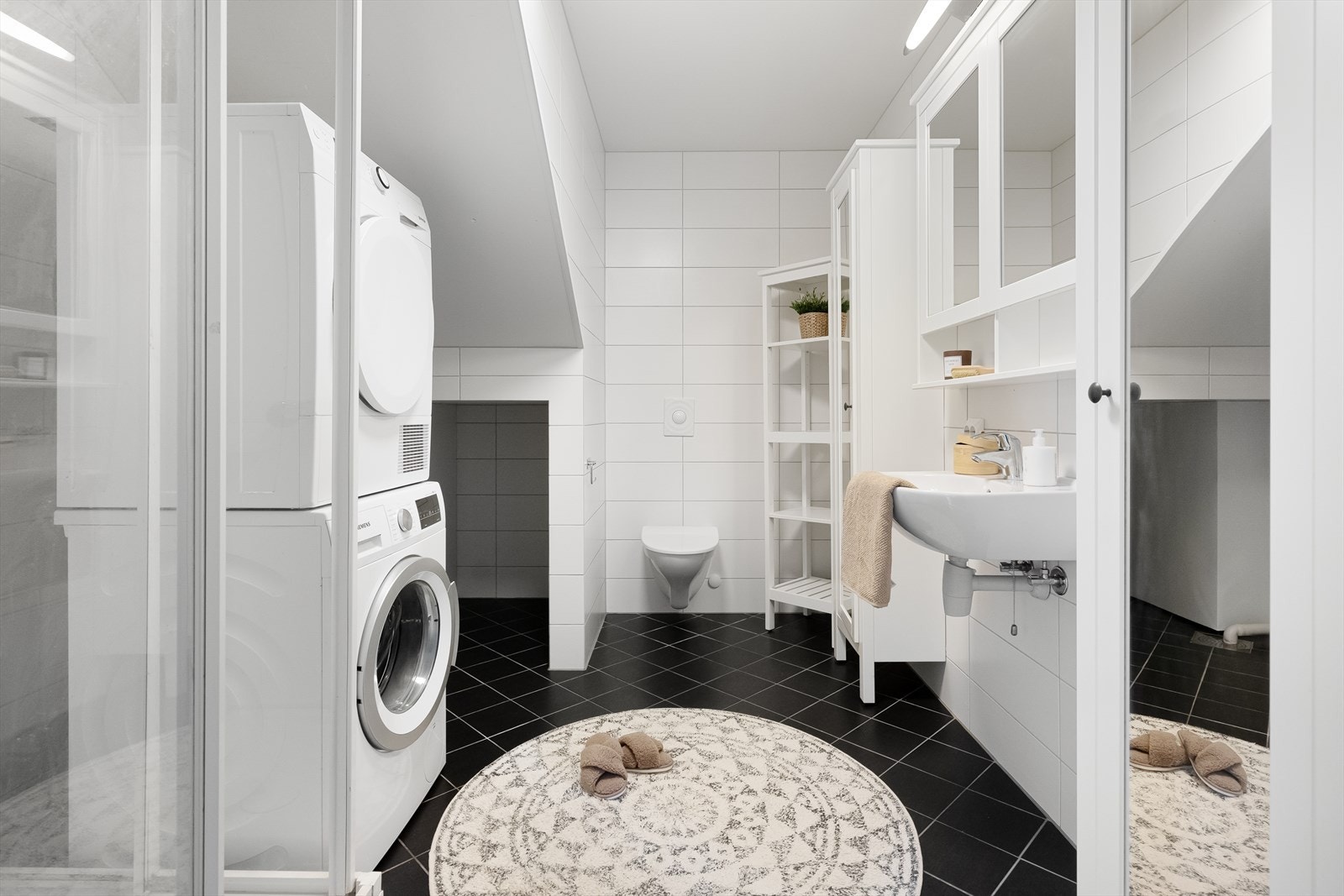 Lyst og moderne baderom med god plass og praktisk innredning. Galleribilde