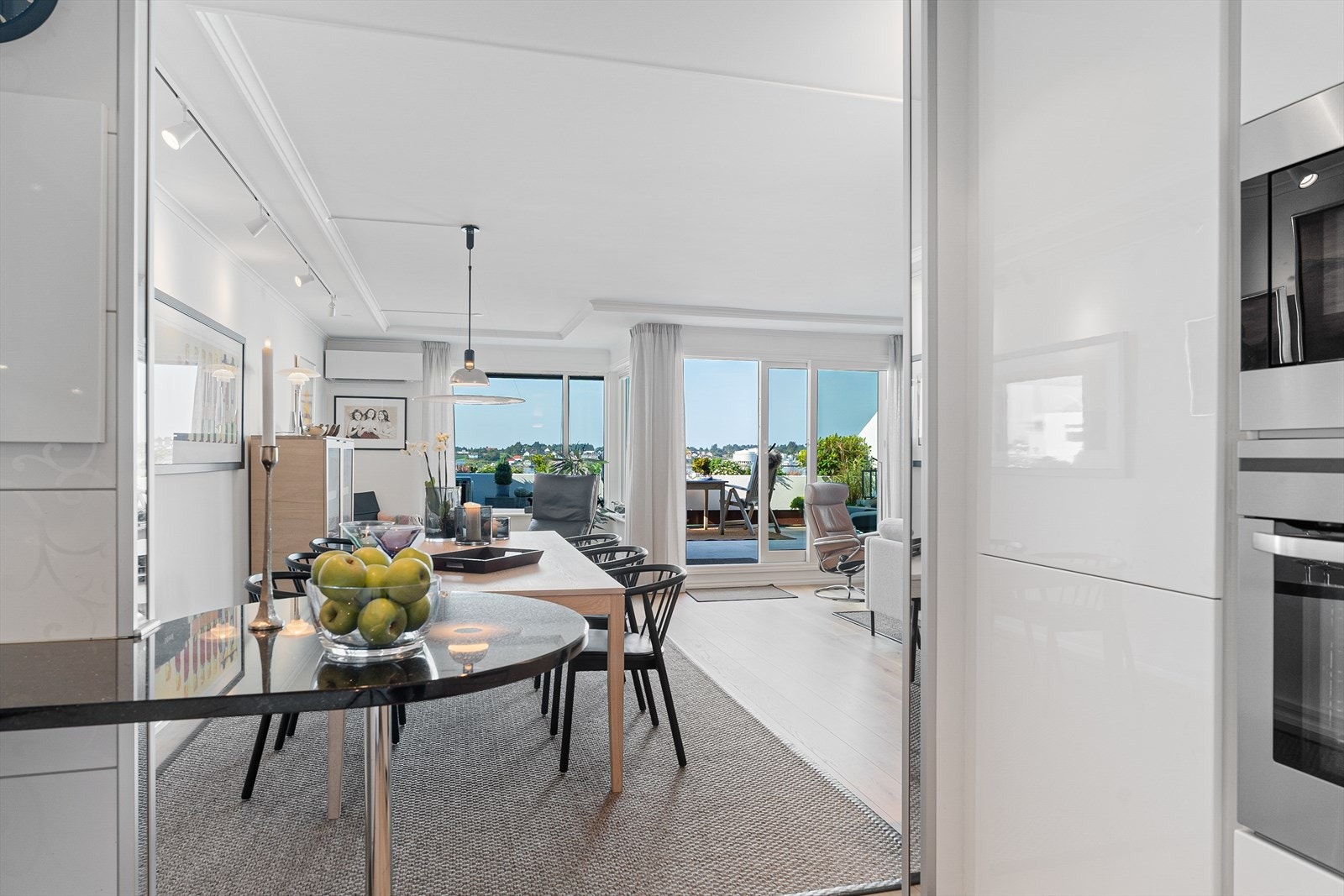 Store vindusflater som gir mye naturlig lys Galleribilde