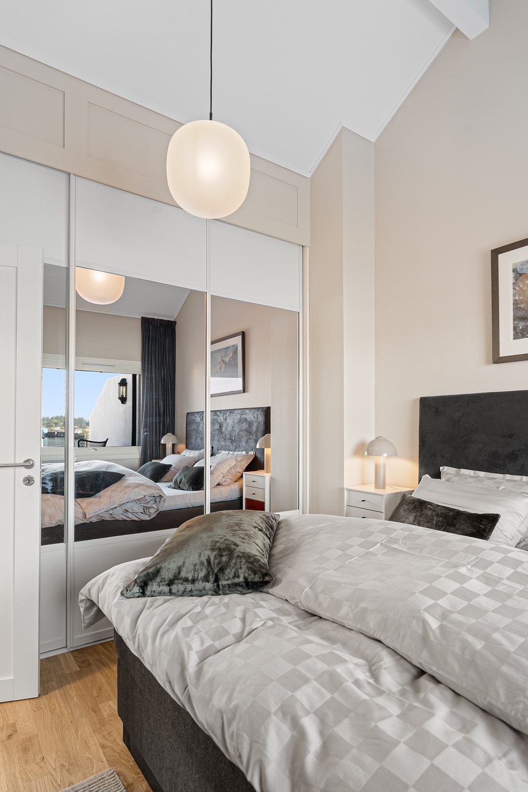 Skyvedørsgarderobe med speilfronter Galleribilde