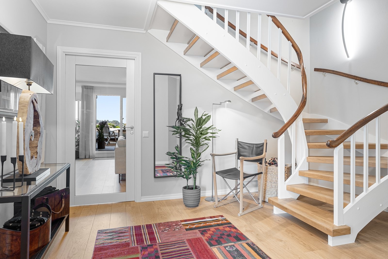 Romslig gang med trapp opp til 5. etasje Galleribilde