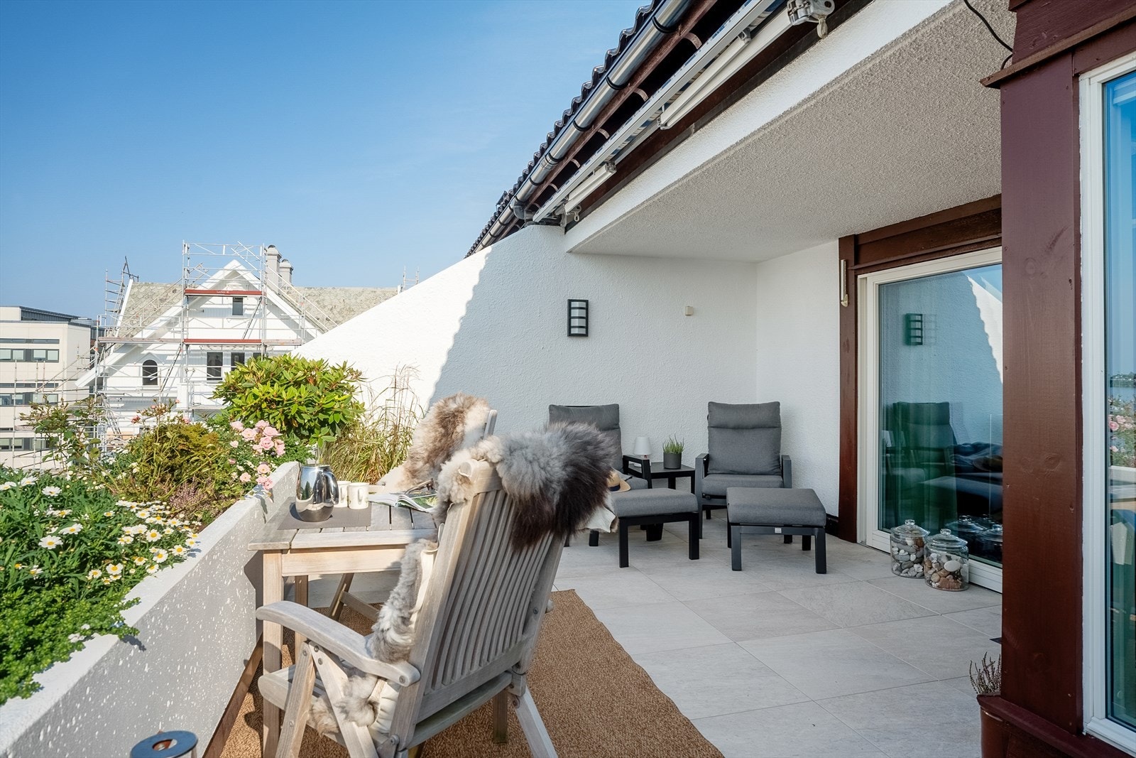 Terrasser, utvendig treverk, samt mur er malt i 2024 Galleribilde