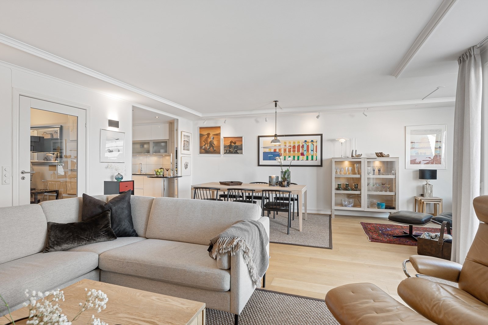 Hele leiligheten, samt trapp ble malt i 2023 Galleribilde