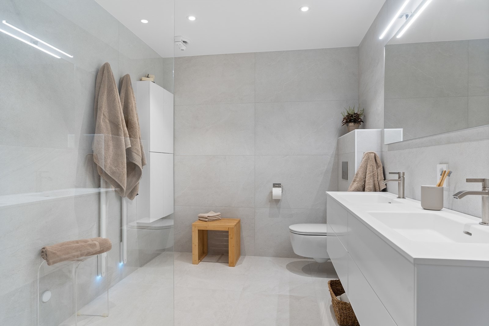 Delikat og påkostet baderom (2024) Galleribilde