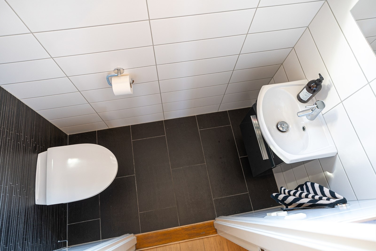 Flisbelagt gjestetoalett Galleribilde