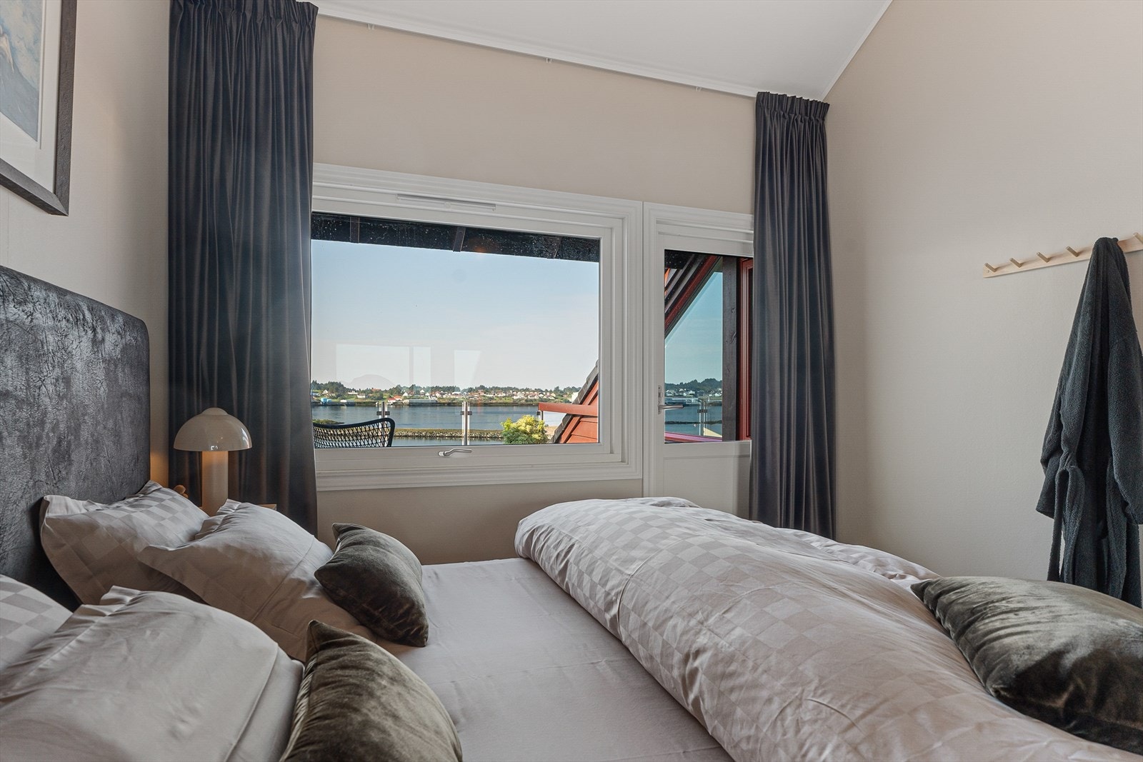 Nye gardiner, samt plisségardiner i flere rom (2023) Galleribilde