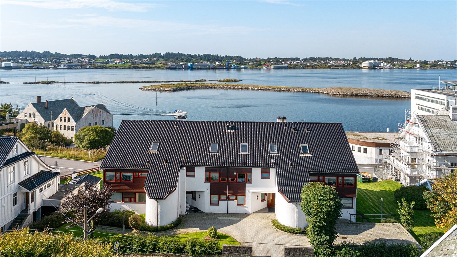 Leiligheten ligger på andre plan fra Salhusveien Galleribilde