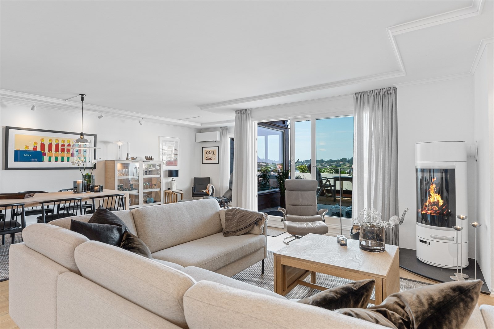 Gode innredningsmuligheter med plass til flere sittegrupper Galleribilde