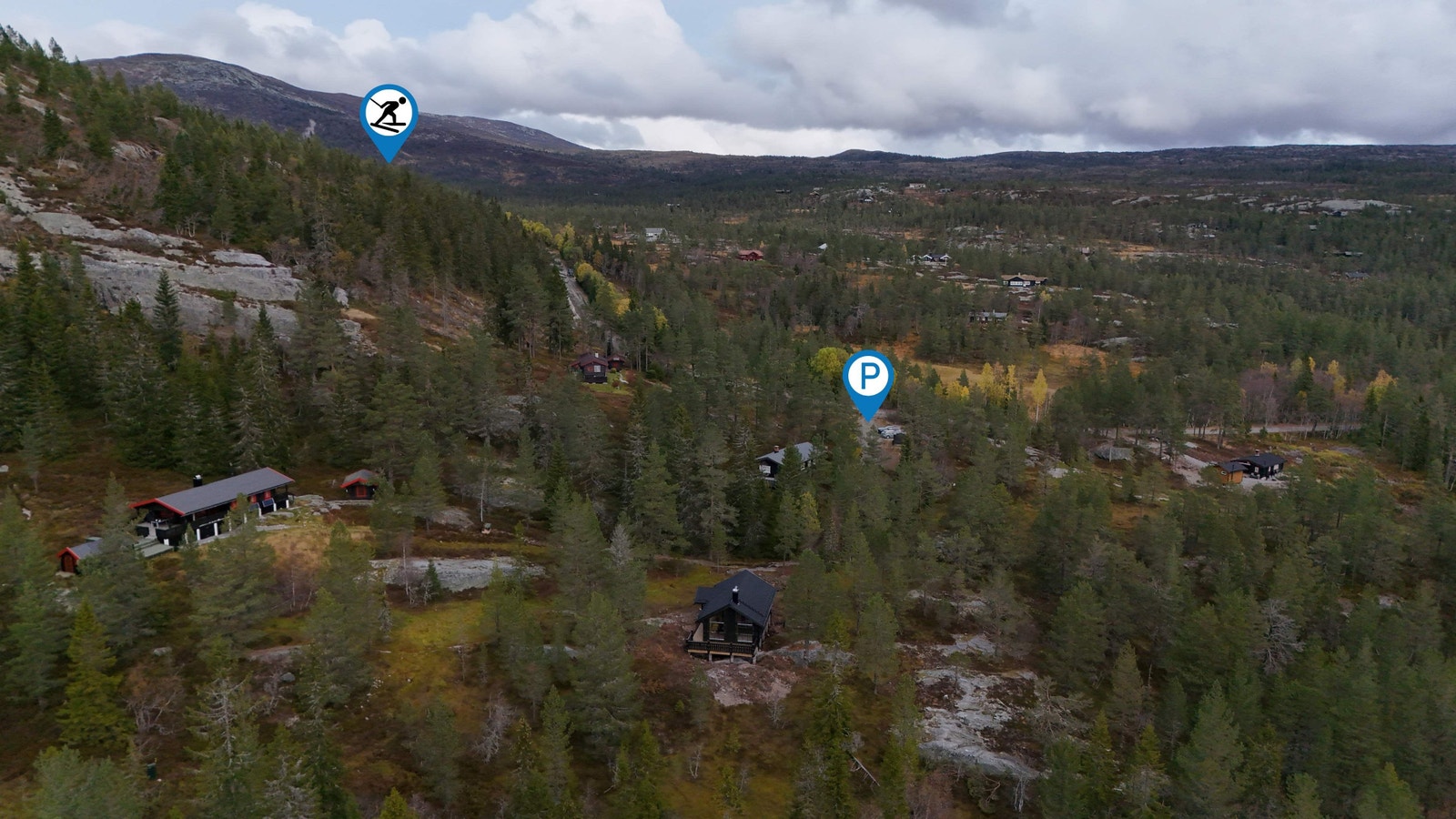 Kort vei til hytta fra parkeringsplass. Opp bakken har du utgangspunktet for mange fine turer. Galleribilde