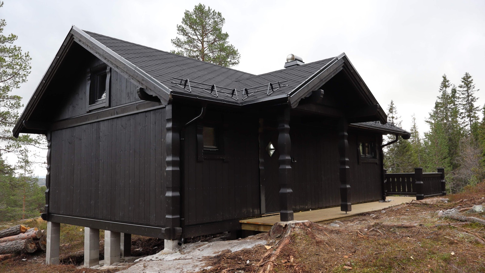 God plass under hytta til oppbevaring. Dette kan lukkes igjen med for eksempel spiler. Galleribilde