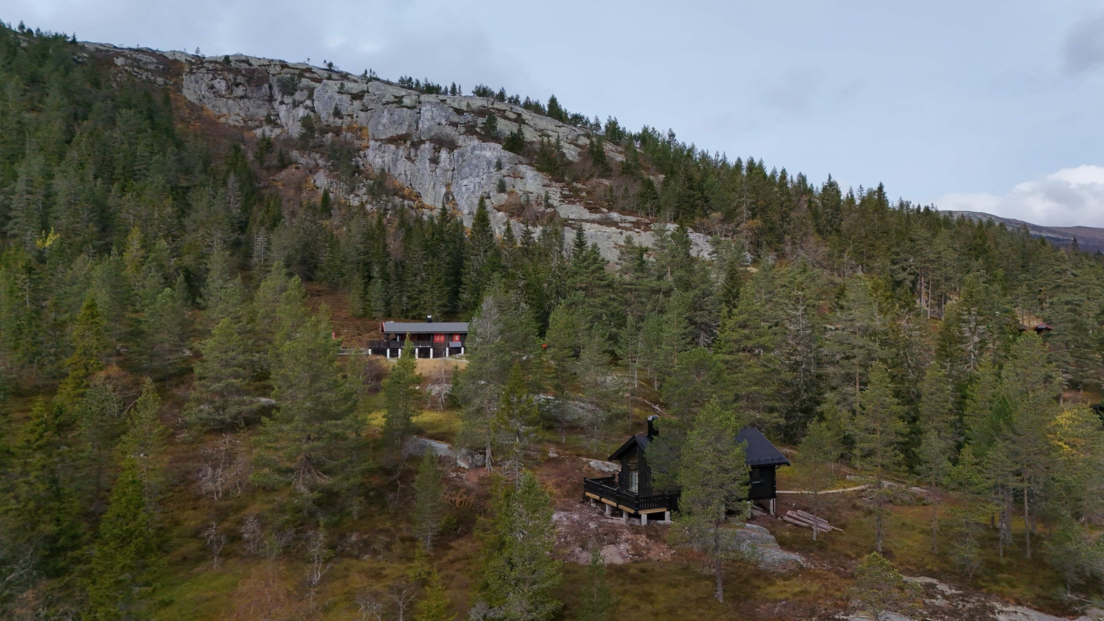 Hytta ligger i spredt hyttebebyggelse. Her kan du nyte hyttelivet, tett på naturen. Galleribilde
