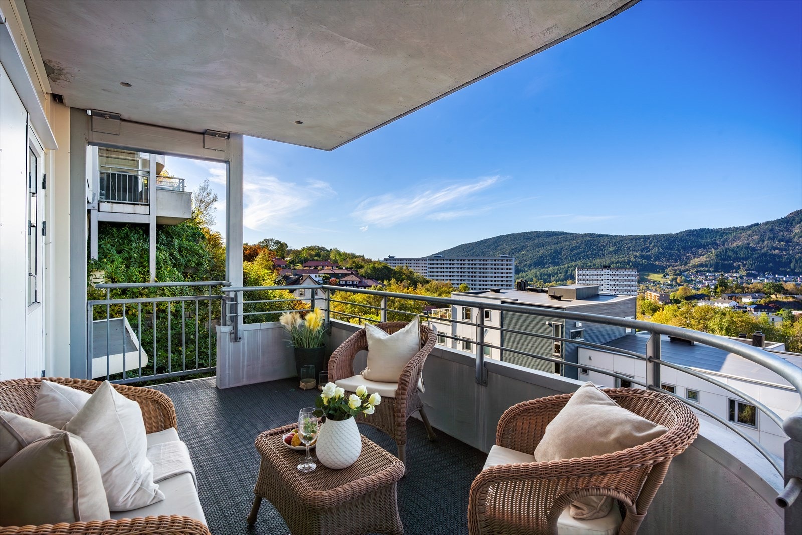 - Leiligheten har en herlig veranda på 10 m² - Galleribilde