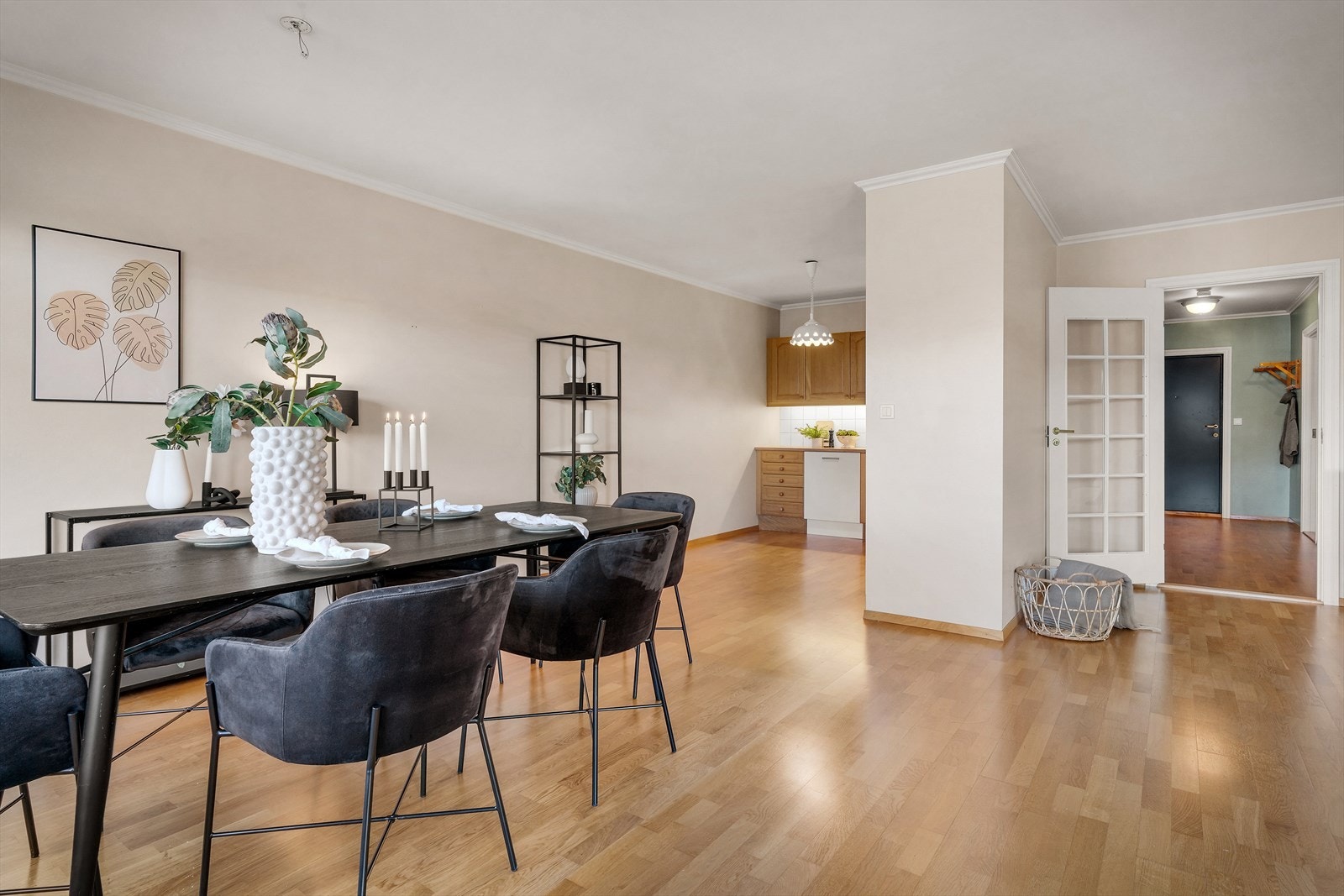 - Med denne planløsningen kan du enkelt kombinere matlaging med sosialt samvær - Galleribilde