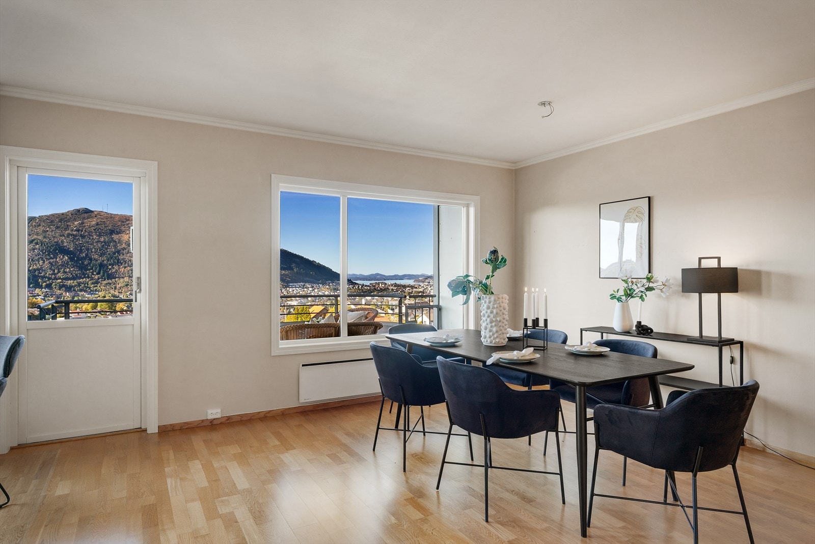 - Det er rikelig plass til ønsket spisegruppe - Galleribilde