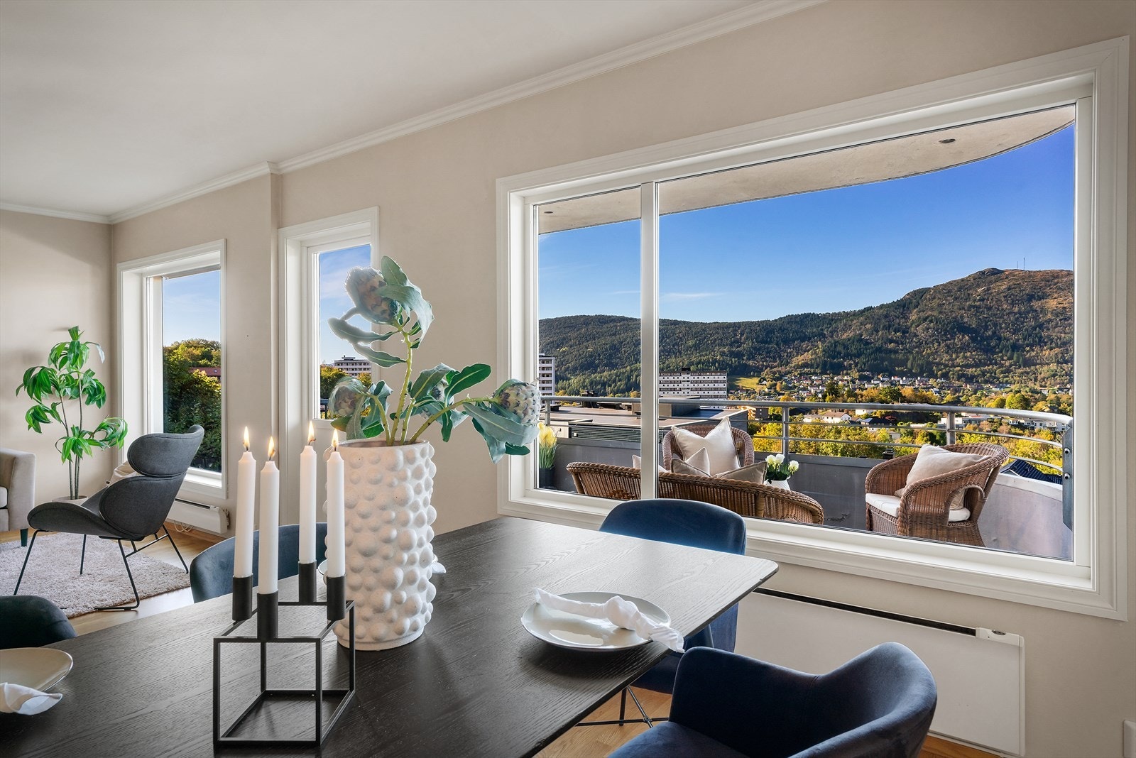 - Her ligger alt til rette for en hyggelig og koselig middag - Galleribilde