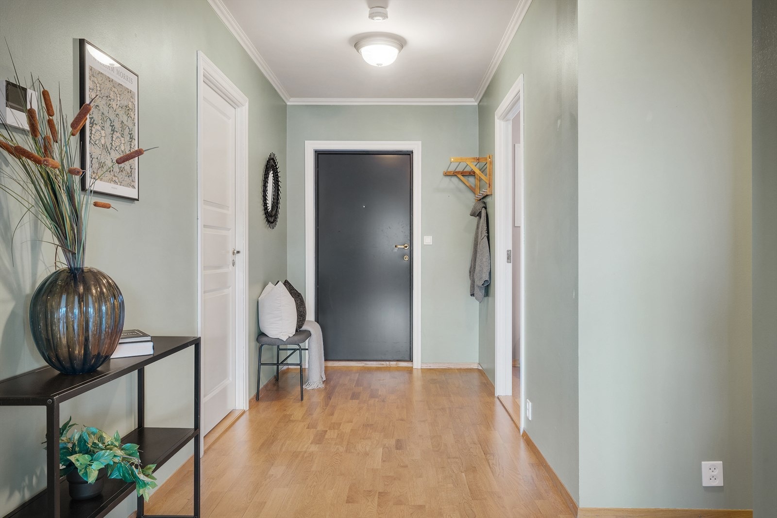 - Trivelig entré/gang på hele 13,6 m² - Galleribilde