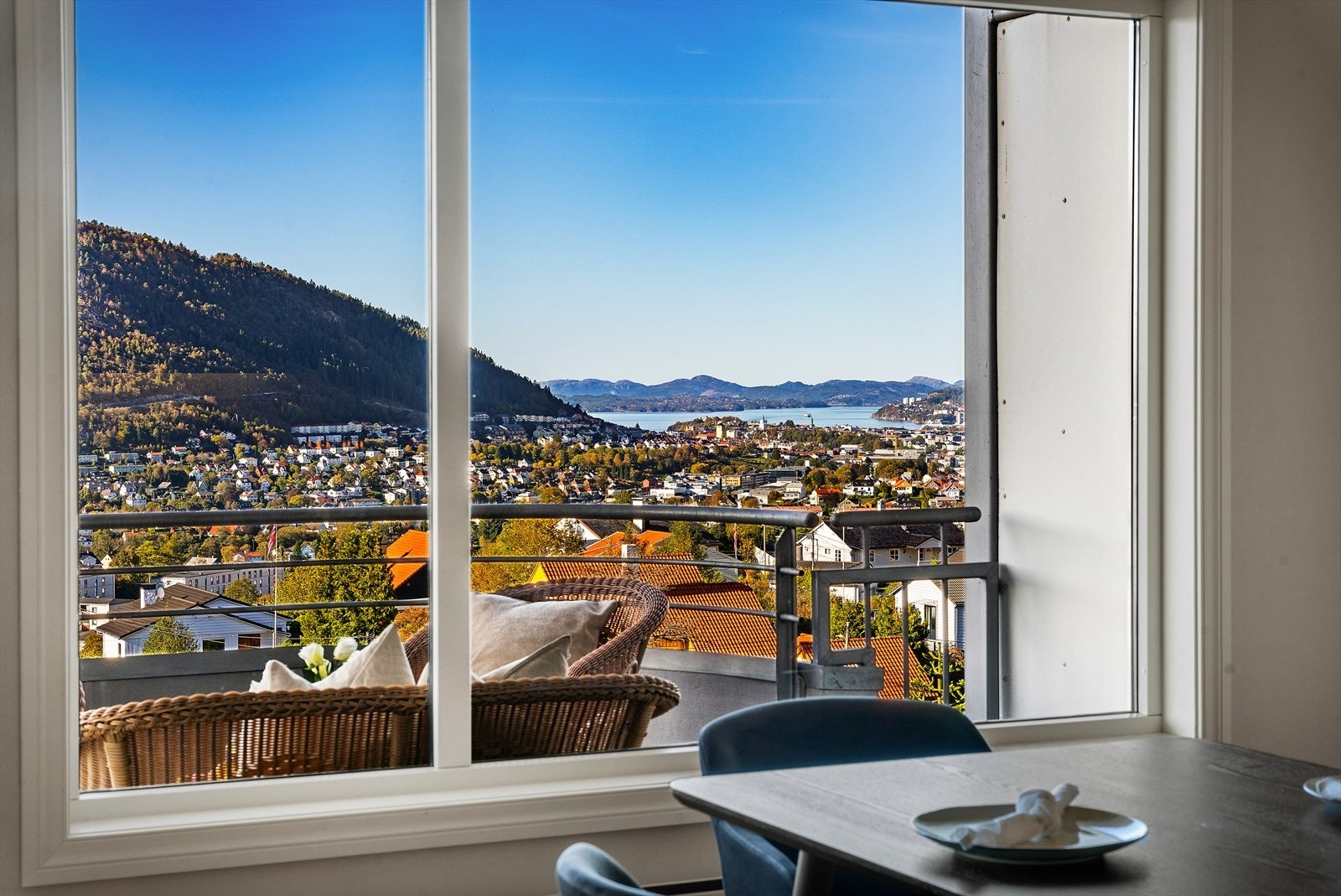 - Du kan nyte den nydelige utsikten med en deilig kaffekopp i hånden - Galleribilde