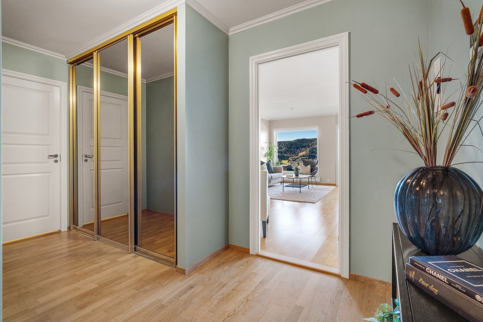 - Det er integrert garderobeskap med god plass til jakker og sko - Galleribilde