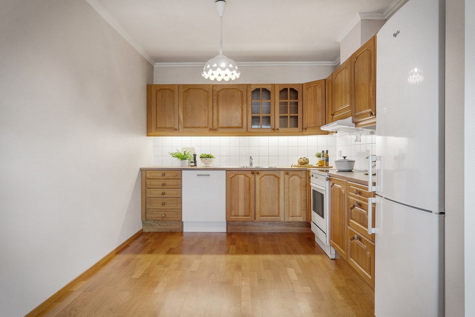 - Kjøkkeninnredning med profilerte fronter og benkeplate av laminat - Galleribilde