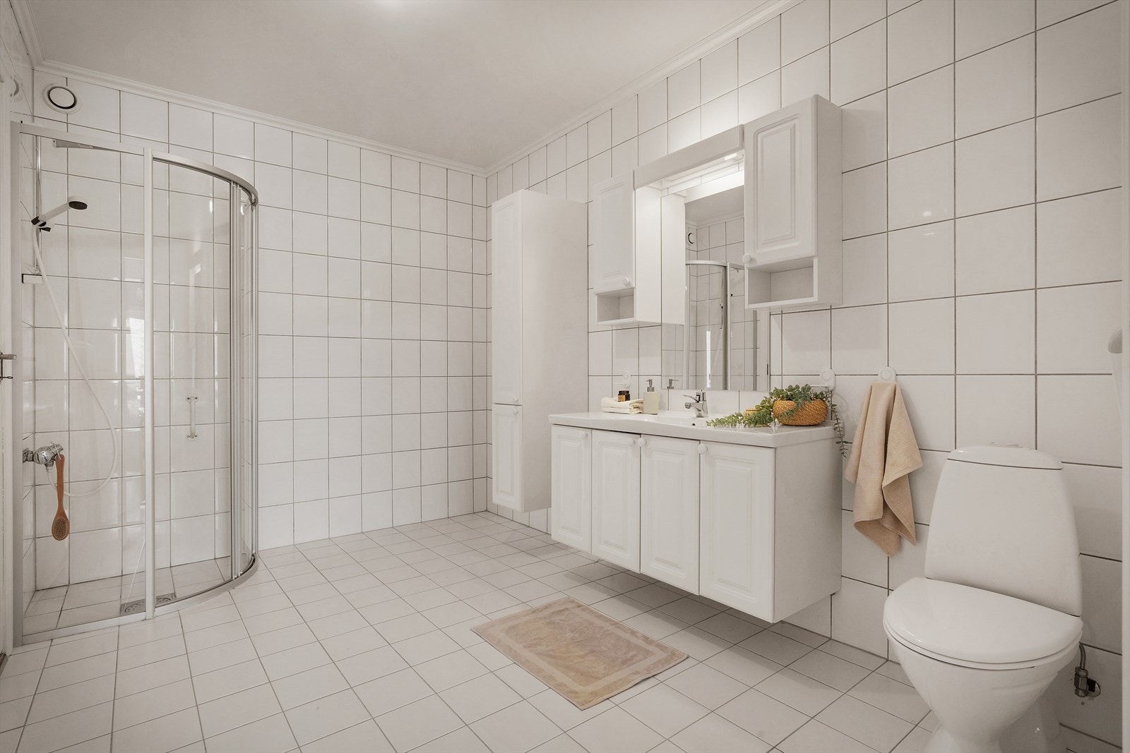 - Badet er lyst og helfliset på 8,7 m² - Galleribilde