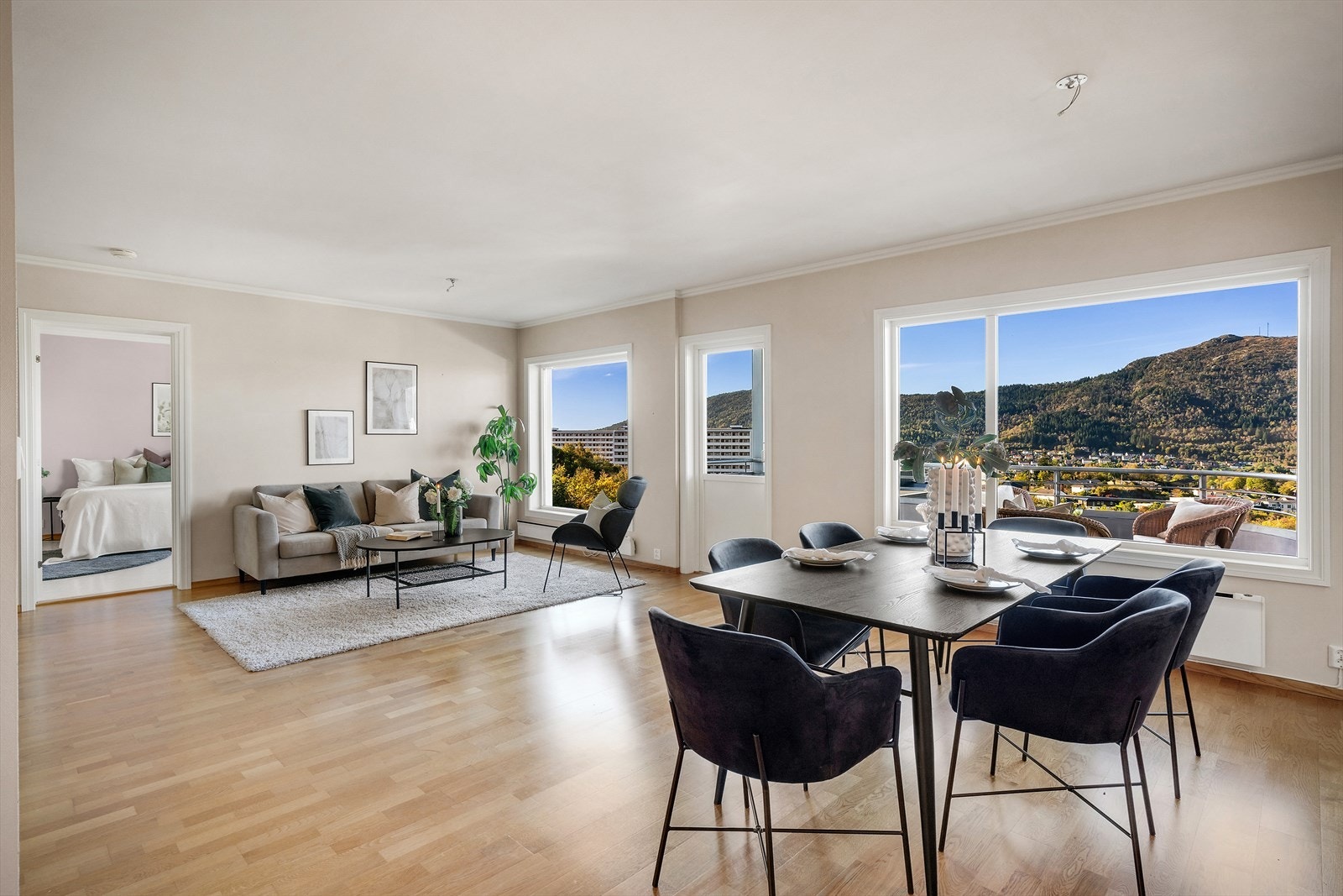 - Stuen har en god takhøyde på hele 2,52 m - Galleribilde