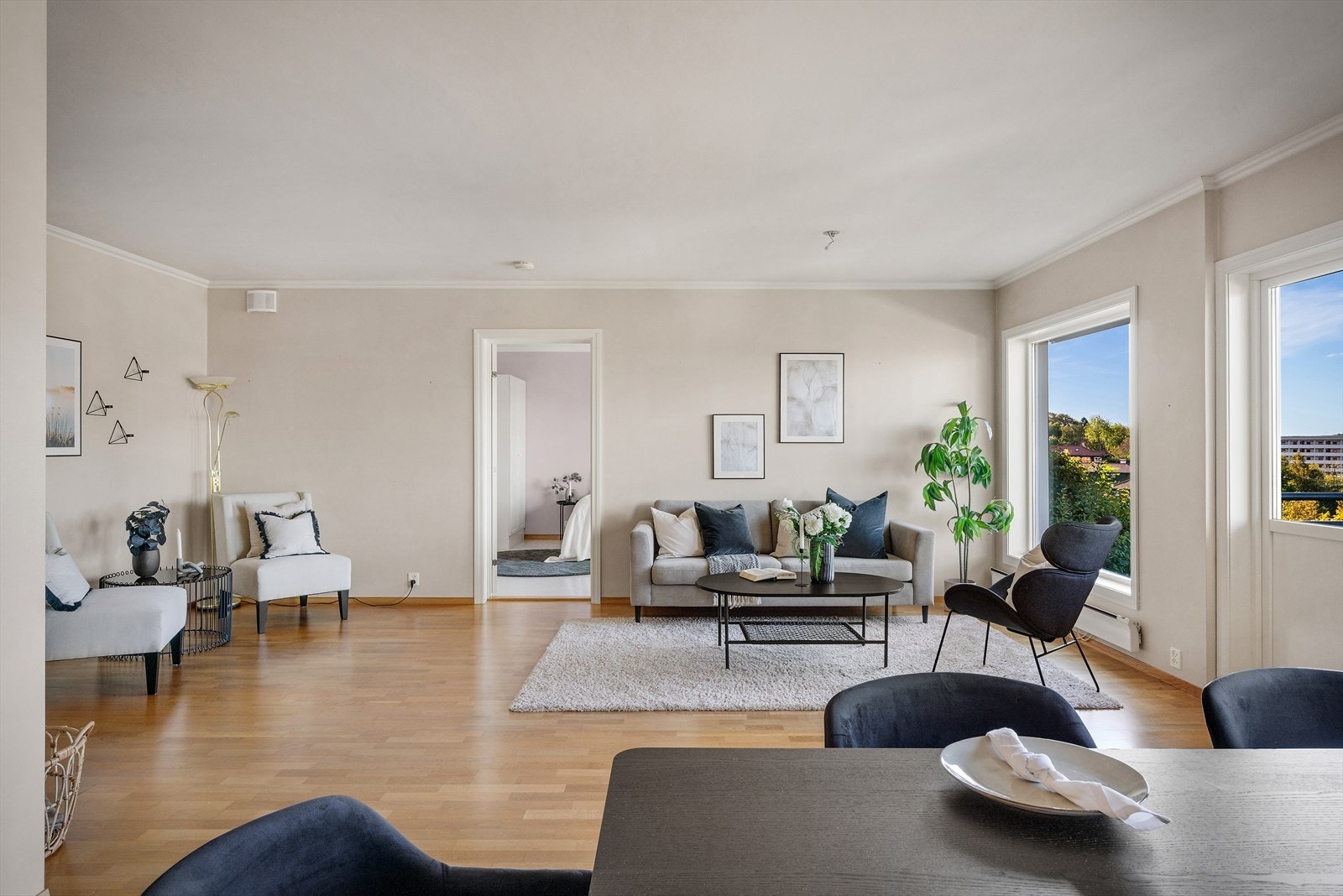 - Videre kommer vi til tre soverom, bad, toalettrom, vaskerom, bod og gang/entré - Galleribilde