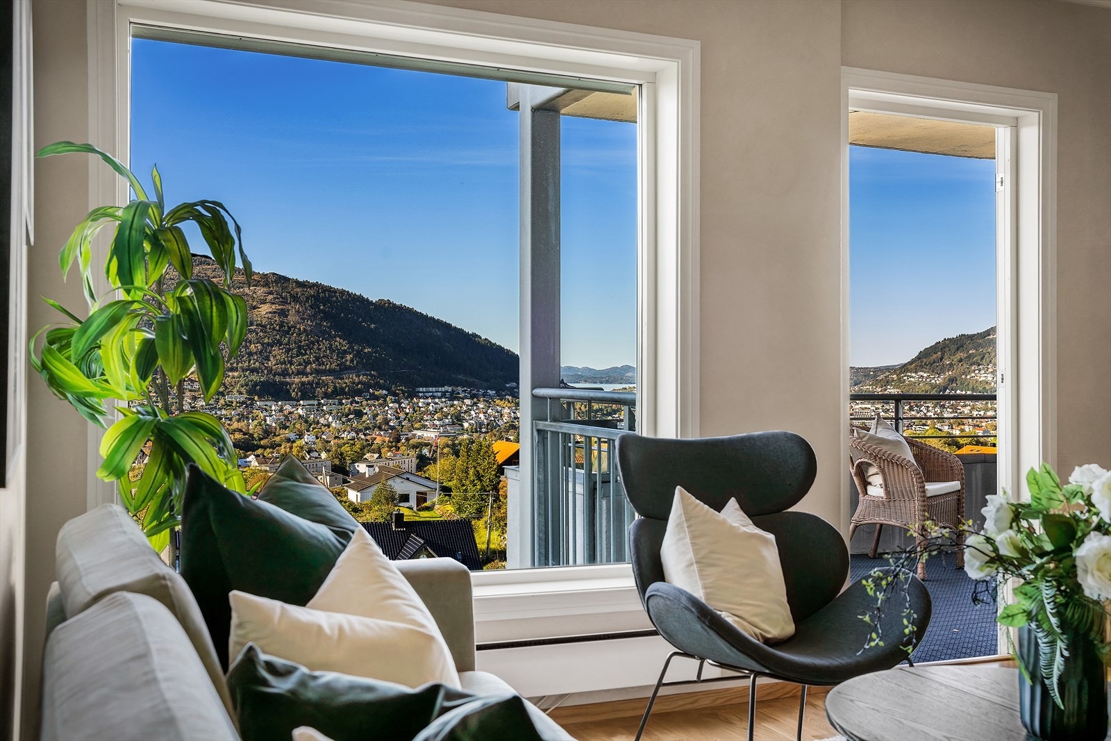 - Velkommen inn i stue/kjøkken som måler 49,2 m² - Galleribilde