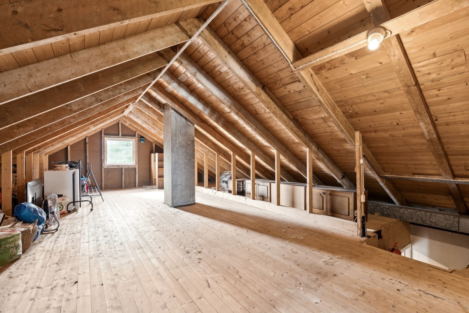 Gode oppbevarings muligheter på loftet Galleribilde