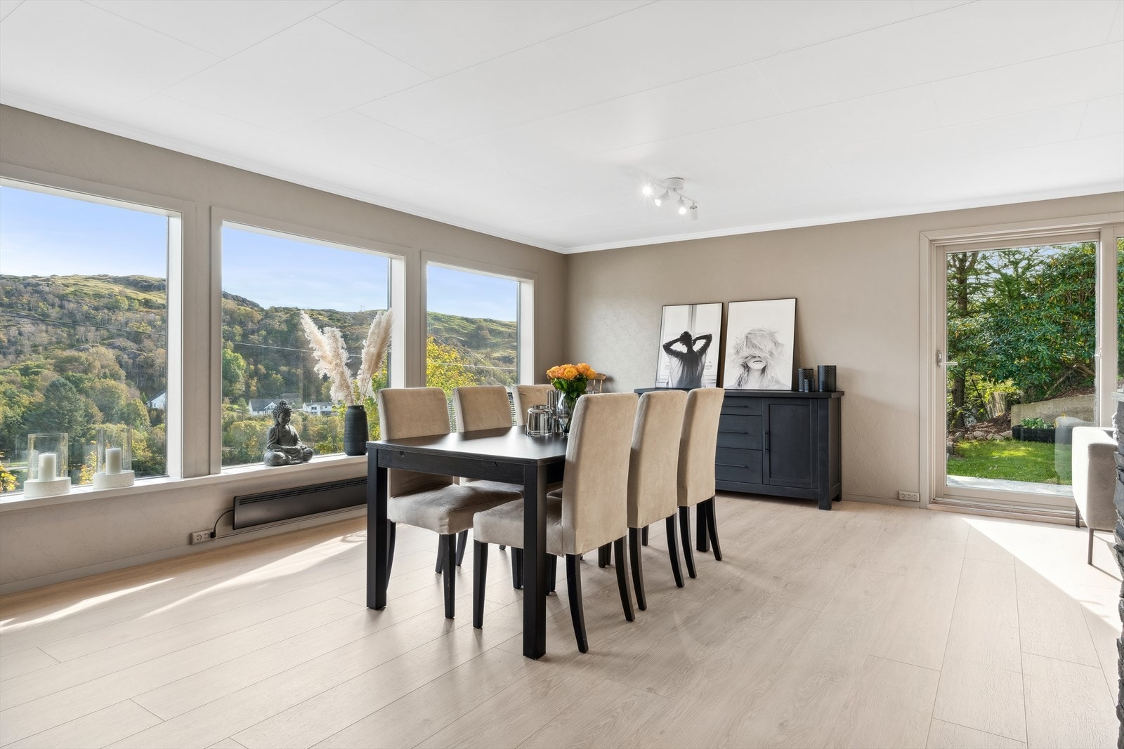 Store vindusflater slipper inn godt med lys! Galleribilde