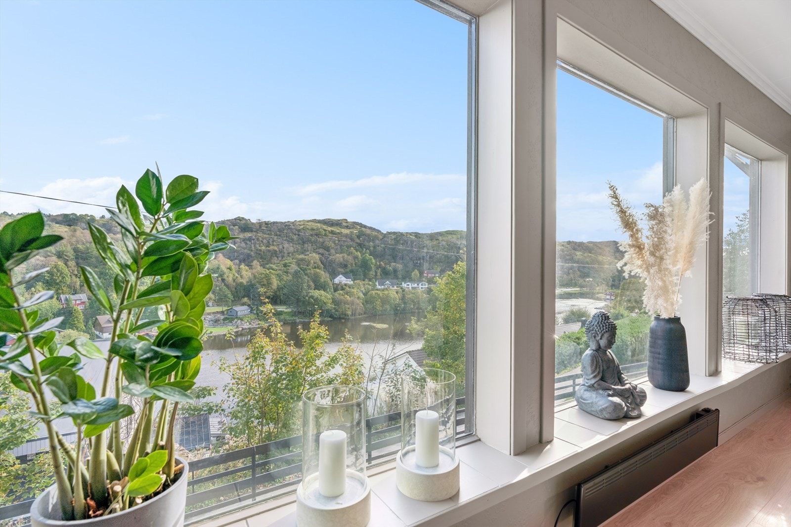 Flott utsikt over Lygrefjorden fra stuen Galleribilde