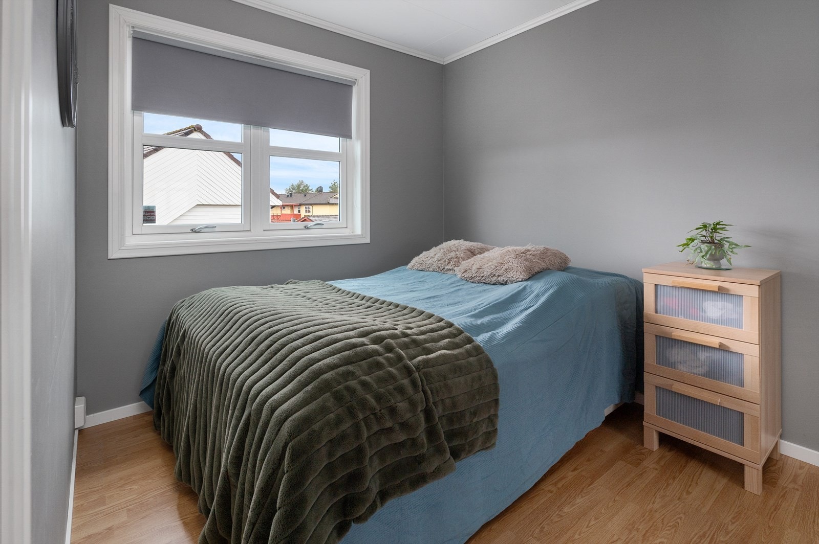 Soverom med stor skyvedørsgarderobe Galleribilde